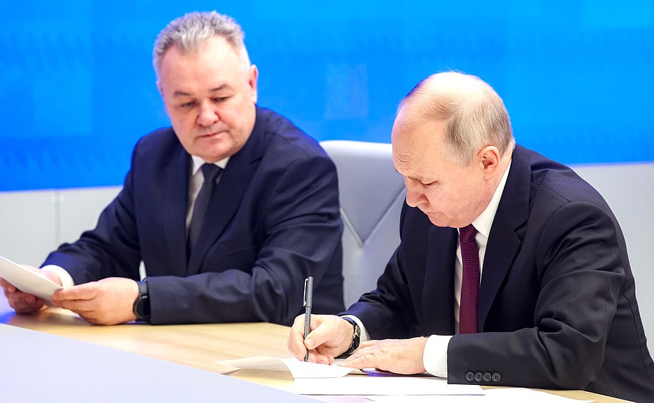 Владимир Путин подал документы в Центризбирком.