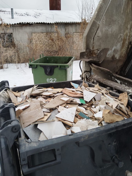 Вот так сегодня выглядят мусорные контейнерные площадки на ул. Гагарина. Вот так сегодня выглядят мусорные контейнерные площадки на ул. Гагарина.