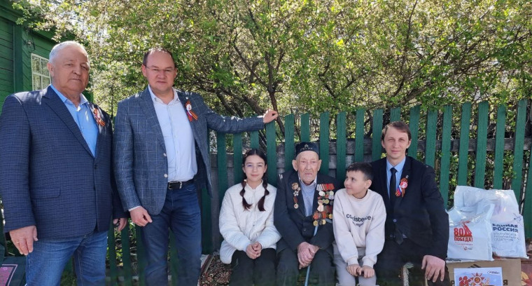 Парад у дома ветерана - чествуем героя!. Парад у дома ветерана - чествуем героя!.